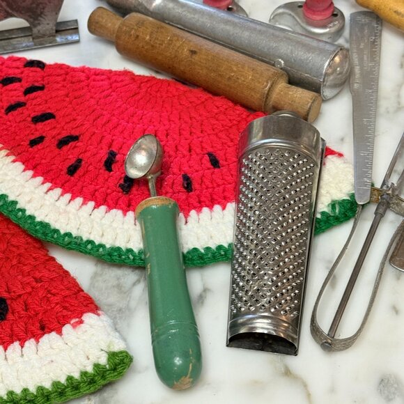 Retro Cookie jar Filled with retro kitchen utensils - Picture 1 of 17